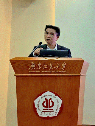 人手拿着唱片的封面 AI 生成的内容可能不正确。